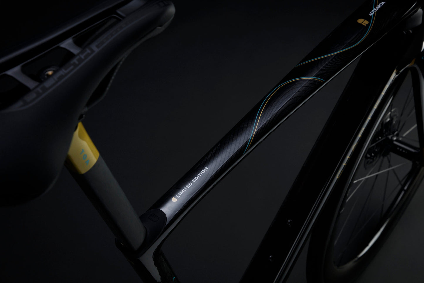 Cuadro de Bicicleta Chapter2 Toa: BLACK + UD W/ GOLD (KOURA)