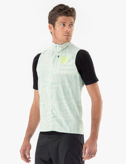 Chaqueta cortaviento de running hombre, Compressport Hurricane Windproof Vest Colores blanco amarillo