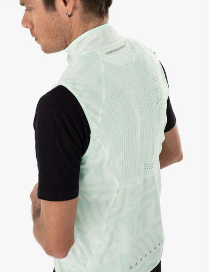 Chaqueta cortaviento de running hombre, Compressport Hurricane Windproof Vest Colores blanco amarillo