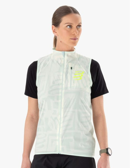 Chaqueta cortaviento de running Mujer, Compressport Hurricane Windproof Vest Colores blanco amarillo