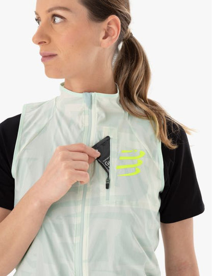 Chaqueta cortaviento de running Mujer, Compressport Hurricane Windproof Vest Colores blanco amarillo