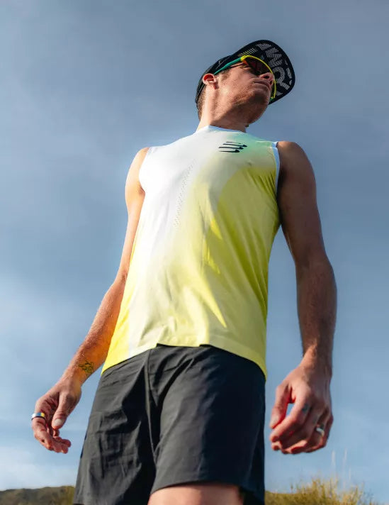 Polera de Running sin mangas  Compressport Performance Tank M - amarillo blanco