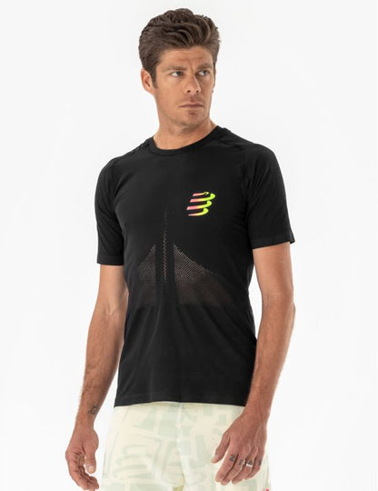 Polera de running Manga corta  Compressport Racing SS Tshirt Negra logo rosado amarillo