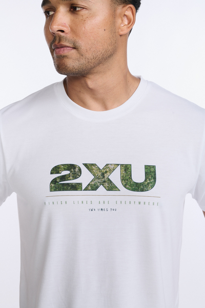 Polera Hombre Contender Tee White/Trailscape - 2XU