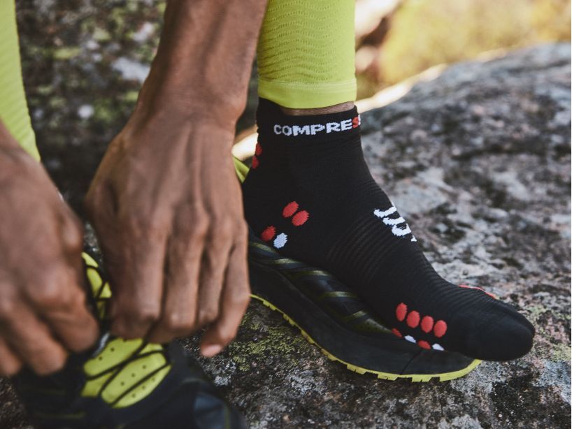 Calcetines de running cortos Compressport Pro Racing Socks RUN LOW v4.0 (distintos colores)